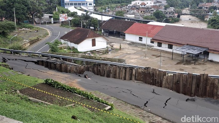 Bencana longsor dan tanah amblas terjadi di ruas Jl Saleh Danasasmita atau akses menuju Stasiun Batutulis, Bogor Selatan, Kota Bogor. (M Sholihin/detikcom)