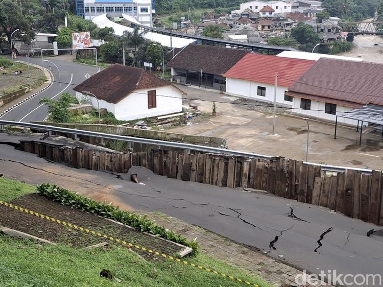 Potret Jalan ke Stasiun Batutulis Bogor Putus Akibat Longsor