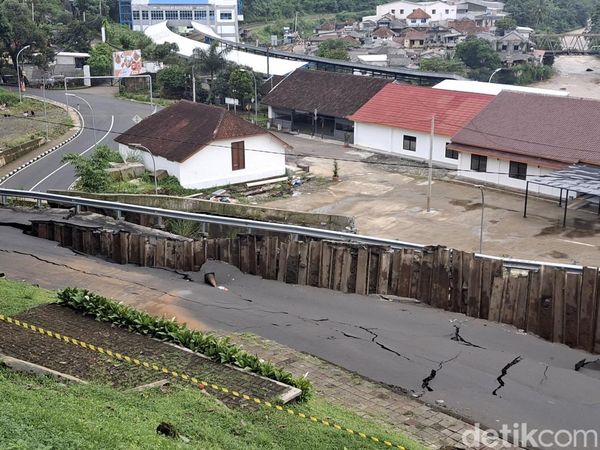 Potret Jalan ke Stasiun Batutulis Bogor Putus Akibat Longsor
