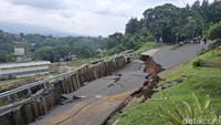 Tanah amblas tertahan tiang-tiang pancang yang sebelumnya sengaja dipasang untuk menahan tebing. (M Sholihin/detikcom)