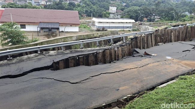 Bencana longsor dan tanah amblas terjadi di ruas Jl Saleh Danasasmita atau akses menuju Stasiun Batutulis, Bogor Selatan, Kota Bogor. (M Sholihin/detikcom)