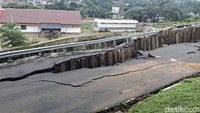 Lokasi jalan amblas merupakan akses penting menuju Stasiun Batutulis dan kawasan selatan Kota Bogor, hingga perbatasan Sukabumi. (M Sholihin/detikcom)