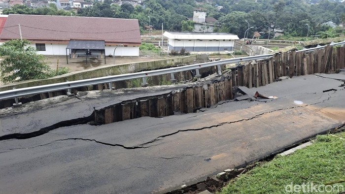 Bencana longsor dan tanah amblas terjadi di ruas Jl Saleh Danasasmita atau akses menuju Stasiun Batutulis, Bogor Selatan, Kota Bogor. (M Sholihin/detikcom)
