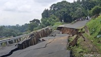 Saat ini, jalur alternatif menuju Sukabumi ini ditutup imbas tanah amblas dan longsor. Petugas memasang water barier dan tali pembatas agar lokasi kejadian tidak diakses masyarakat. (M Sholihin/detikcom)