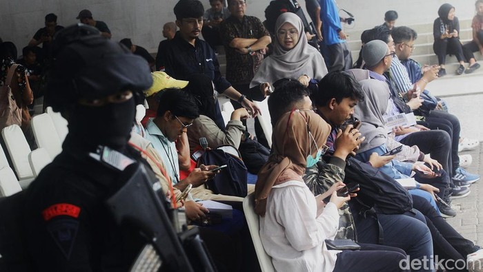 BI Siapkan Uang Layak Edar hingga Rp 180,9 T Warga mengantre menukarkan uang pecahan baru pada mobil layanan penukaran uang Bank Indonesia di Masjid Al Azhar, Jakarta, Selasa (4/3/2025). Bank Indonesia bekerja sama dengan perbankan menyediakan layanan penukaran pecahan uang rupiah baru di seluruh Indonesia dengan uang layak edar (ULE) sebesar Rp 180,9 triliun dalam rangka memenuhi kebutuhan masyarakat pada bulan Ramadan dan Idul Fitri 1446 H.