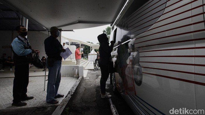 BI Siapkan Uang Layak Edar hingga Rp 180,9 T Warga mengantre menukarkan uang pecahan baru pada mobil layanan penukaran uang Bank Indonesia di Masjid Al Azhar, Jakarta, Selasa (4/3/2025). Bank Indonesia bekerja sama dengan perbankan menyediakan layanan penukaran pecahan uang rupiah baru di seluruh Indonesia dengan uang layak edar (ULE) sebesar Rp 180,9 triliun dalam rangka memenuhi kebutuhan masyarakat pada bulan Ramadan dan Idul Fitri 1446 H.