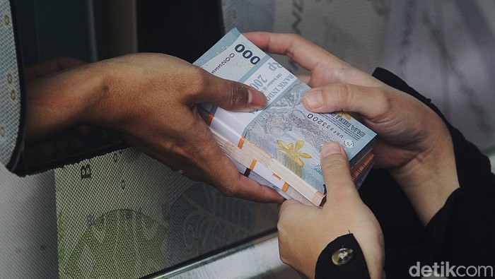 Warga mengantre menukarkan uang pecahan baru pada mobil layanan penukaran uang Bank Indonesia di Masjid Al Azhar, Jakarta, Selasa (4/3/2025). Bank Indonesia bekerja sama dengan perbankan menyediakan layanan penukaran pecahan uang rupiah baru di seluruh Indonesia dengan uang layak edar (ULE) sebesar Rp 180,9 triliun dalam rangka memenuhi kebutuhan masyarakat pada bulan Ramadan dan Idul Fitri 1446 H.