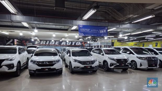 Bisnis penjualan mobil bekas di WTC Mangga Dua. CNBC Indonesia/Chandra Dwi