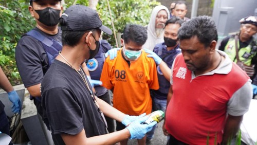 BNN Bali menggeledah rumah SP di Monang-Maning, Denpasar, Senin (3/3/2025).