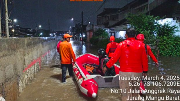 BPBD Tangsel melakukan monitoring dan evakuasi kepada warga terdampak banjir, Selasa, (4/3). (Instagram/BPBD Tangerang Selatan)