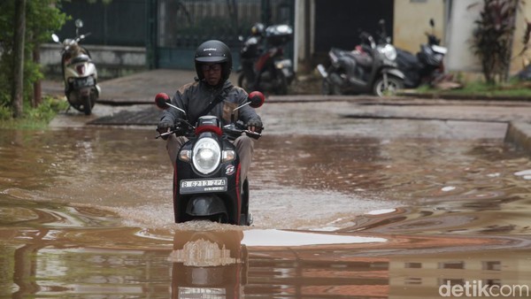 Bruuum! Pemotor Nekat Terobos Banjir di Cirendeu Permai Jaksel