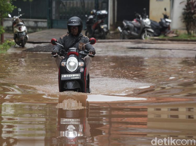 Bruuum! Pemotor Nekat Terobos Banjir di Cirendeu Permai Jaksel