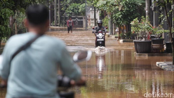 Jalan di Komplek Cirendeu Permai di Lebak Bulus, Jakarta Selatan banjir sejak semalam. Sejumlah pengendara tetap nekat menerobos banjir.