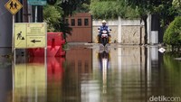 Banjir disebabkan luapan Sungai Pesanggrahan di dekat lokasi.   