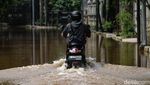 Bruuum! Pemotor Nekat Terobos Banjir di Cirendeu Permai Jaksel