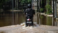 Sejumlah wilayah di Jabodetabek diketahui terendam banjir hari ini.   
