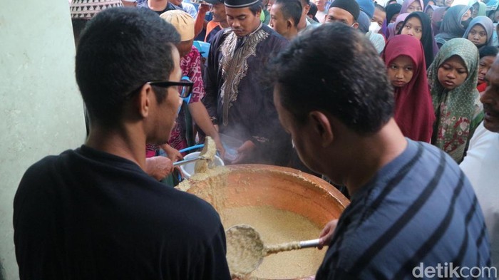Bubur Mudhor Selalu Jadi Rebutan Warga Tuban Saat Ramadan Bubur Mudhor Selalu Jadi Rebutan Warga Tuban Saat Ramadan