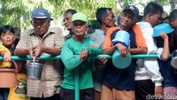 Bubur ini disajikan sebagai menu takjil bagi umat muslim yang sedang menjalankan ibadah puasa di Tuban. Dengan membawa panci, timba dan ember, mereka tertib antri sejak pukul 4 sore.