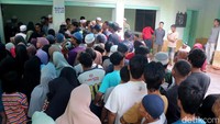 Warga pun rela mengantri satu jam sebelum berbuka untuk menikmati bubur ala timur tengah ini.