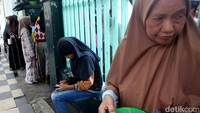 Dalam proses pembuatan bubur muhdor ini membutuhkan waktu 2 hingga 3 jam. Dengan 50 kilogram beras, santan kelapa, daging kambing dan dicampur rempah-rempah khas timur tengah membuat rasanya berbeda dengan bubur yang lainnya.