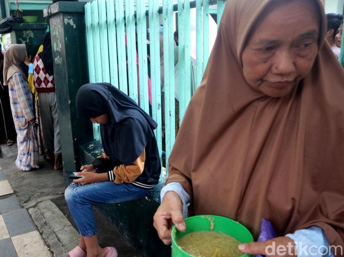 Bubur Mudhor Selalu Jadi Rebutan Warga Tuban Saat Ramadan Bubur Mudhor Selalu Jadi Rebutan Warga Tuban Saat Ramadan