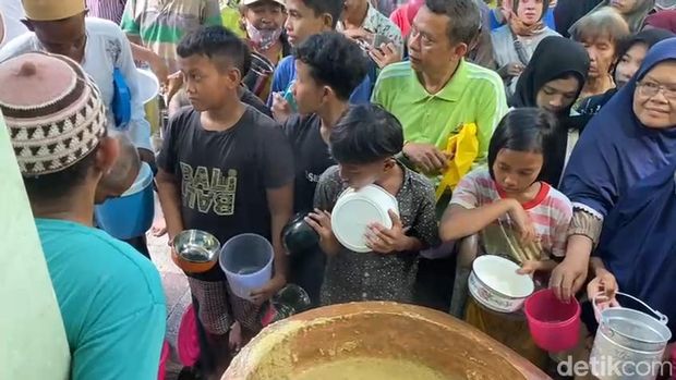 Bubur Muhdor yang selalu dinanti masyarakat Muslim Tuban saat Ramadan.