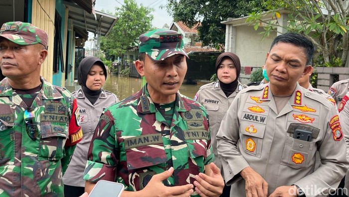 Dandim 05/08 Depok Kolonel Iman Widhiarto (kiri) dan Kapolres Metro Depok Kombes Abdul Waras (kanan) saat meninjau lokasi banjir di Sawangan (Devi P/detikcom)