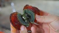 Dianxi juga pernah membagikan tutorial membuat telur pitan (century eggs). Ia membagikan tutorialnya dari proses awal hingga mengolah telur yang ekstrem itu. Foto: YouTube Dianxi Xiaoge