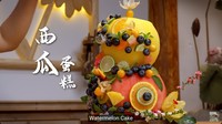 Dianxi juga pernah membuat berbagai olahan dari semangka yang dipanennya dari sebuah ladang. Ia membuat kreasi semangka merah dan kuning menjadi watermelon cake dengan tambahan berbagai jenis buah. Foto: YouTube Dianxi Xiaoge