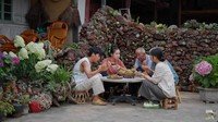 Ini potret keluarga dari Dainxi Xiaoge ketika tengah menyantap makanan bersama. Saat itu, kontennya berisikan olahan daun ketumbar yang variatif, mulai dari roti hingga sup. Foto: YouTube Dianxi Xiaoge