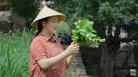 Dianxi Xiaoge memperkenalkan dirinya sebagai Wanita asal Yunnan. Ia juga menampilkan kehidupannya bersama keluarga di pedesaan. Dalam videonya, Dianxi menggunakan produk lokal dan menampilkan keunikan masakannya. Foto: YouTube Dianxi Xiaoge