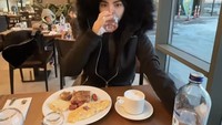 Salah satu caranya mengalihkan patah hati ialah dengan menyibukkan diri. Dinar Canda memilih berlibur di Turki dan menikmati sarapannya di musim dingin. Foto: Instagram/dinar_candy