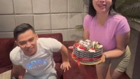 Perayaan ulang tahun temannya tak pernah dilewati. Ia membawakan sendiri kue manis untuk memberi kejutan kepada temannya. Foto: Instagram/dinar_candy