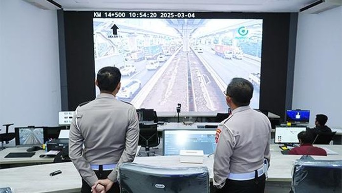 Direktur Gakkum Korlantas Polri, Brigjen Raden Slamet Santoso, melakukan pengecekan di Comment Center KM 29 Cikarang, Bekasi, Jawa Barat