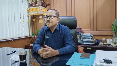 Dirut Perumdam Tirta Mangutama Badung I Wayan Suyasa ditemui detikBali di kantornya di Denpasar, belum lama ini. (Agus Eka)