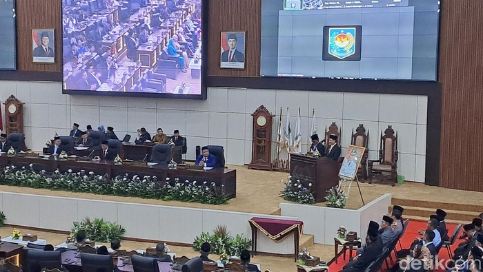 DPRD Provinsi Banten menggelar serah terima Gubernur dan Wakil Gubernur Banten dari Pj Gubernur Ucok Abdulrauf Damenta kepada Gubernur Andra Soni (Arief Ikhsanudin/detikcom)