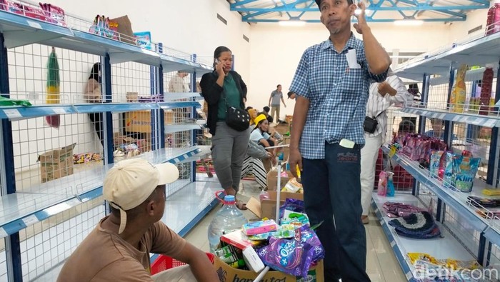 Eks karyawan PT Sritex saat mengantre di kasir usai berbelanja di Toko Koperasi Sritex 
