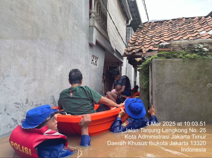 Evakuasi bayi dari banjir di kawasan Bidara Cina, Jatinegara, Jakarta Timur. (Dok istimewa)