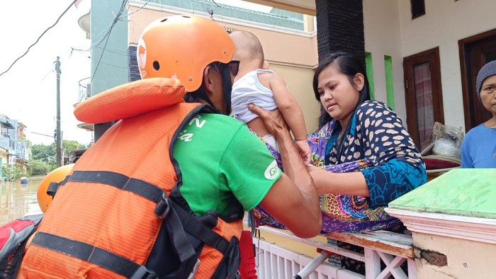 Evakuasi bayi dari permukiman yang terendam banjir di Bogor (Rizky/detikcom)