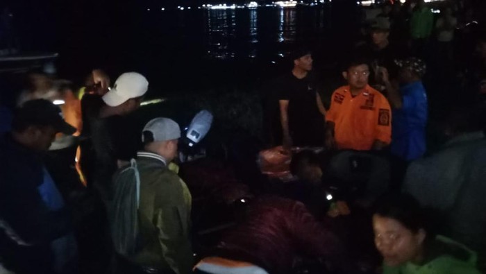 Evakuasi tiga pelajar yang hilang saat berenang di Danau Toba. Ketiganya ditemukan selamat. (istimewa)