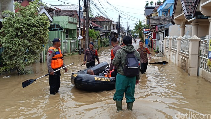 Evakuasi warga korban banjir Vila Nusa 1, Bojong Kulur, Gunung Putri, Bogor. (Rizky Adha Mahendra/detikcom)
