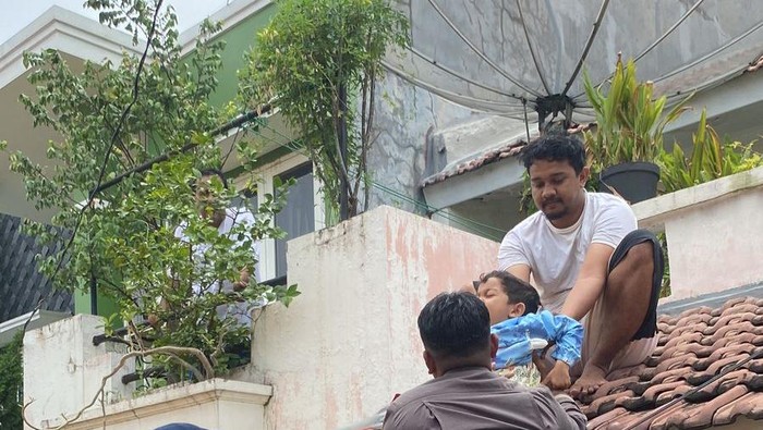 Evakuasi warga yang rumahnya terdampak banjir di Cililitan, Jakarta Timur. (dok istimewa).
