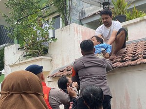 Terjebak Banjir 3 Meter di Cililitan, Ibu Baru Melahirkan Dievakuasi