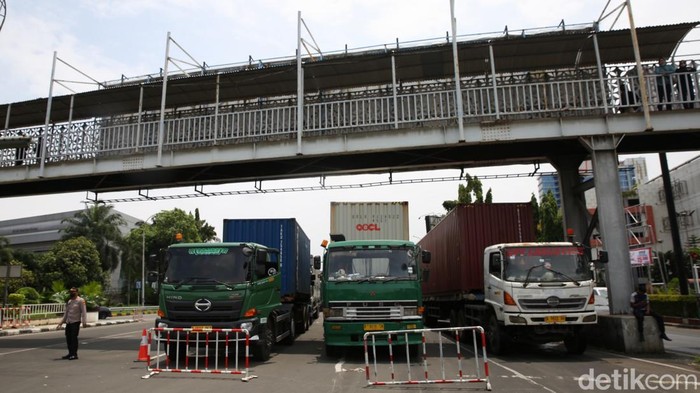 Kendaraan berhenti di pintu keluar tol Bekasi Barat, Kota Bekasi, Jawa Barat, Selasa (4/3/2025).