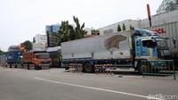 Kendaraan keluar dari Pintu Tol Bekasi Barat yang mengarah ke Pekayon ditutup karena ada banjir.   