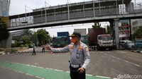 Pihak kepolisian masih melakukan rekayasa lalu lintas untuk mengurai kepadatan.  