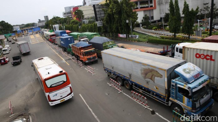 Kendaraan berhenti di pintu keluar tol Bekasi Barat, Kota Bekasi, Jawa Barat, Selasa (4/3/2025).