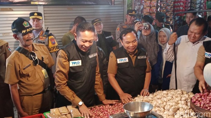 Forkopimda Kota Malang sidak pasar temukan perbedaan harga cabai rawit.