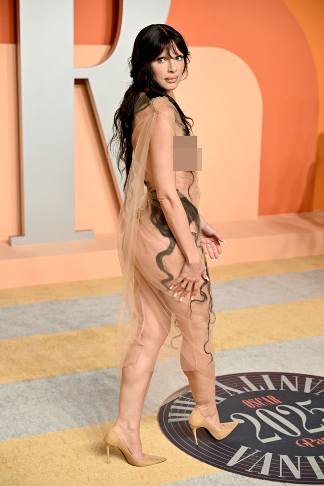 Julia Fox memakai terusan menerawang dari Dilara Findikoglu. Penampilannya terinspirasi dari lukisan ikonis The Birth of Venus (1480) karya Sandro Botticelli. (Foto: Lionel Hahn/Getty Images)