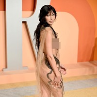 Julia Fox memakai terusan menerawang dari Dilara Findikoglu. Penampilannya terinspirasi dari lukisan ikonis The Birth of Venus (1480) karya Sandro Botticelli. (Foto: Lionel Hahn/Getty Images)